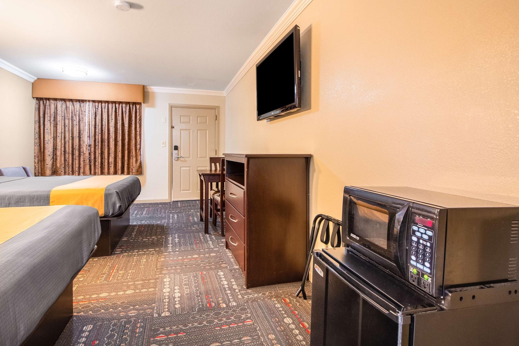 Americas Best Value Inn Houston Heights At I-45 Exterior photo