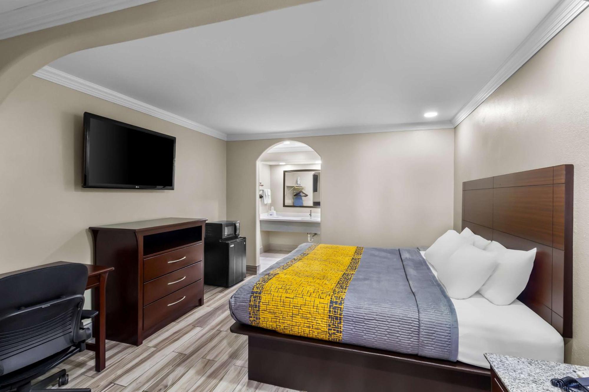Americas Best Value Inn Houston Heights At I-45 Exterior photo