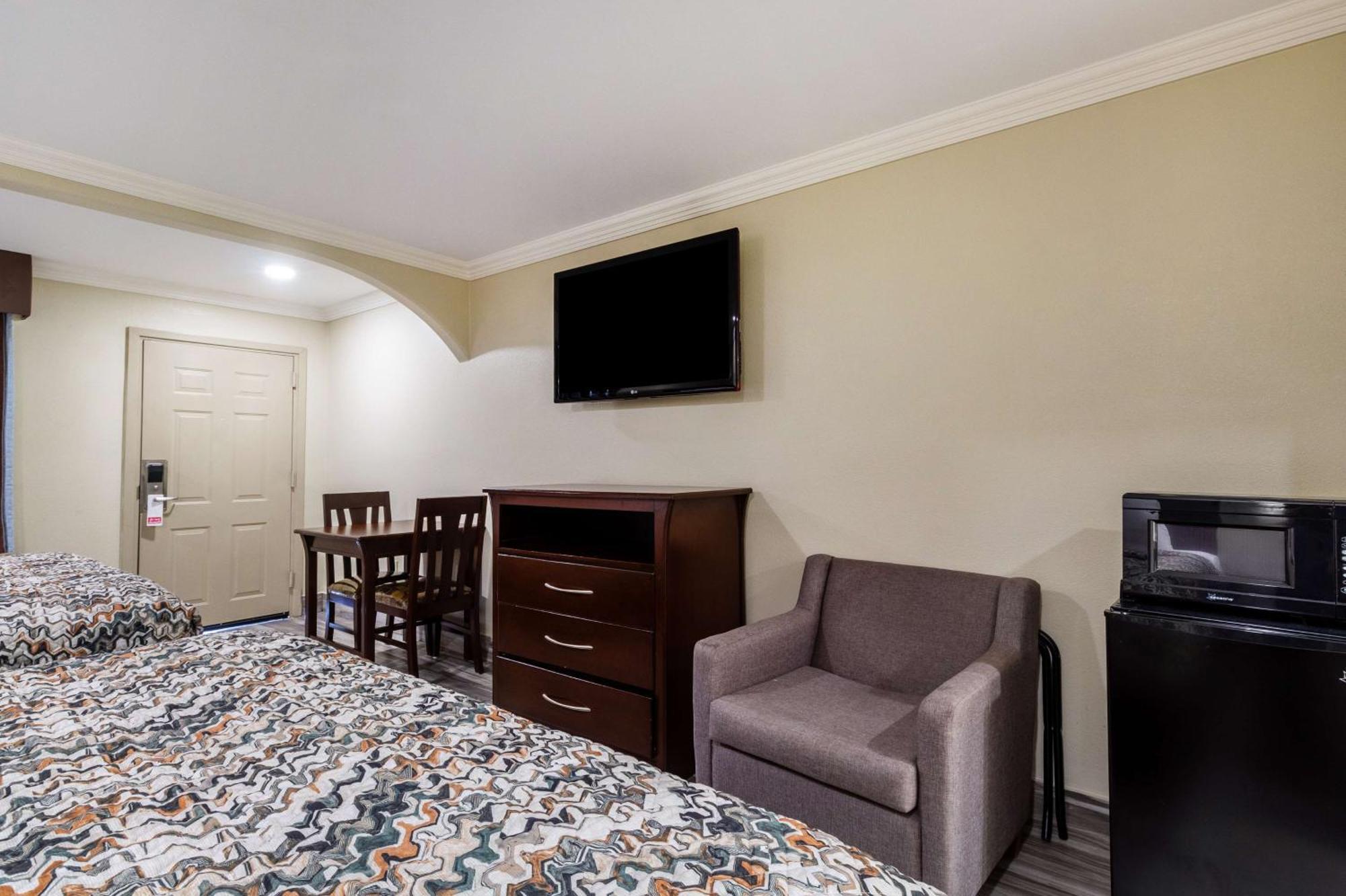 Americas Best Value Inn Houston Heights At I-45 Exterior photo