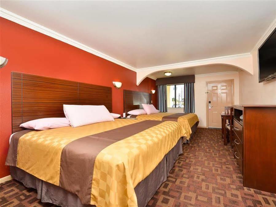 Americas Best Value Inn Houston Heights At I-45 Exterior photo